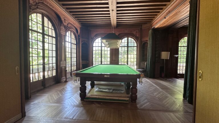 Le salon de jeux et ses grandes fenêtres