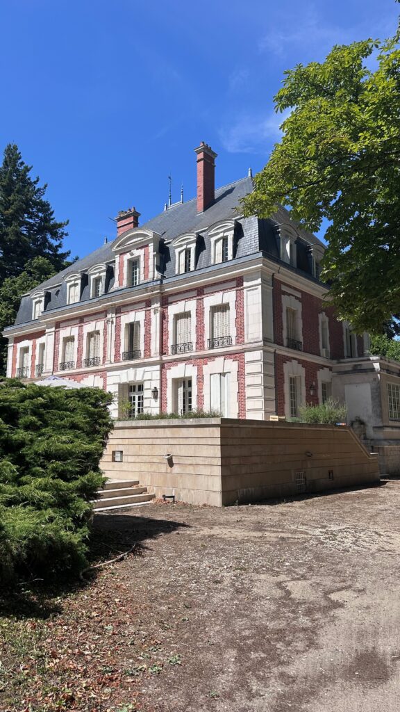 La façade du château, brique rouge et pierre blanche