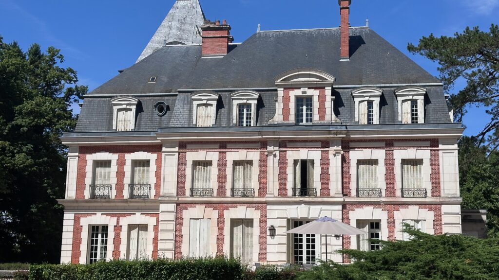 La façade principale, au sud
