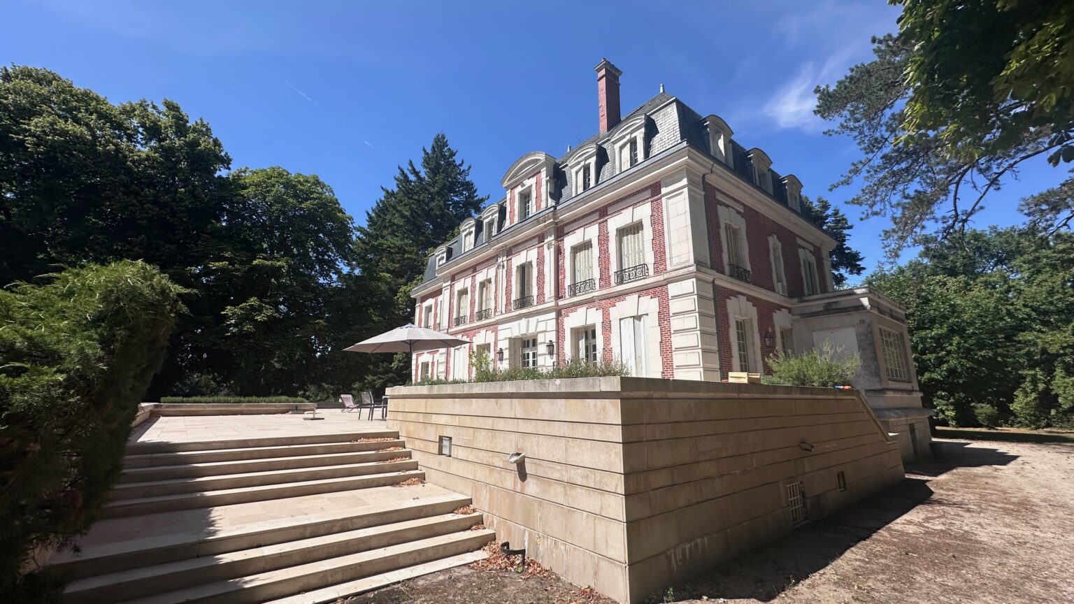 La façade du château et sa terrasse